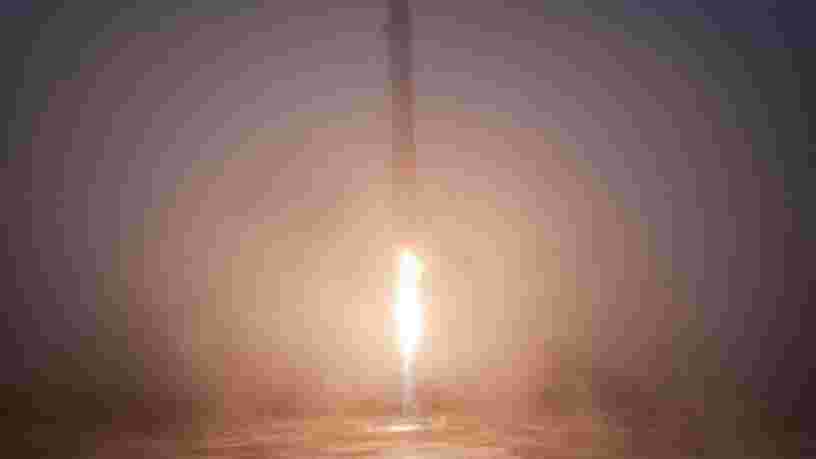 Des photos incroyables montrent la fusée Falcon 9 de SpaceX transperçant le brouillard lors de son dernier lancement