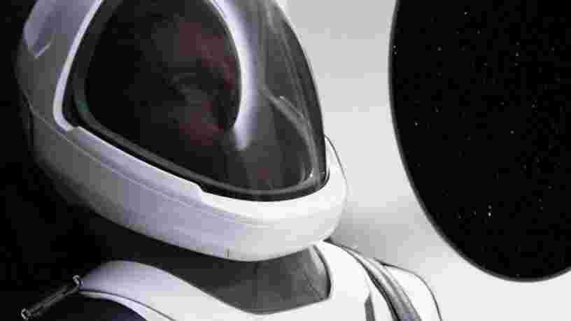 Elon Musk montre pour la première fois la combinaison d'astronaute de SpaceX tout droit sortie d'un film de science-fiction