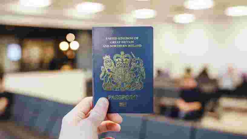 'Une ironie irréelle': pourquoi les règles européennes font que les passeports bleus du Royaume-Uni seront fabriqués en France après le Brexit