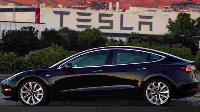 Elon Musk a dévoilé les photos de la première Tesla Model 3 de série