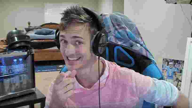 Ce jeune homme de 27 ans gagne 500.000 $ par mois en jouant à 'Fortnite' dans sa chambre — voici comment il fait