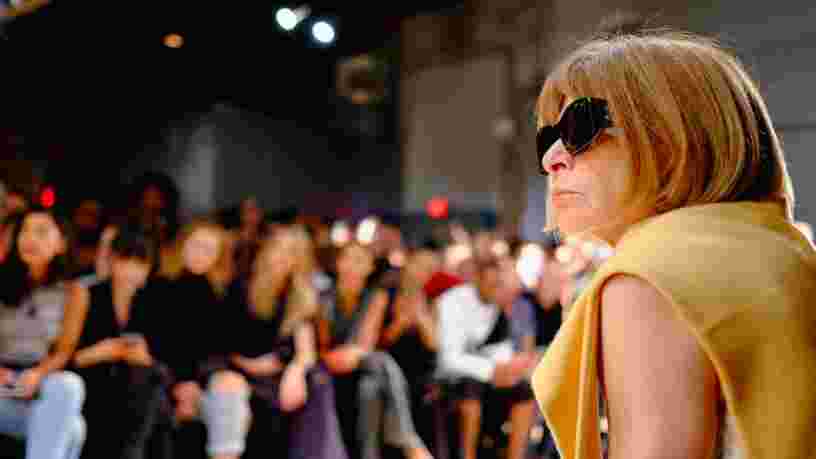 De son petit job à Londres à Condé Nast... la fabuleuse carrière d'Anna Wintour, dont la fortune dépasse 30 millions d'euros