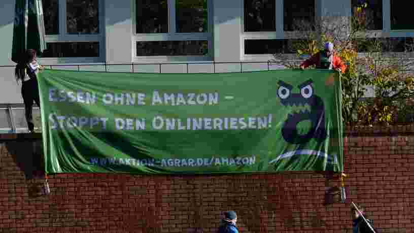 Des salariés d'entrepôt d'Amazon en Allemagne protestent contre les conditions de travail lors de la plus grande journée de ventes de l'année pour le géant de l'e-commerce