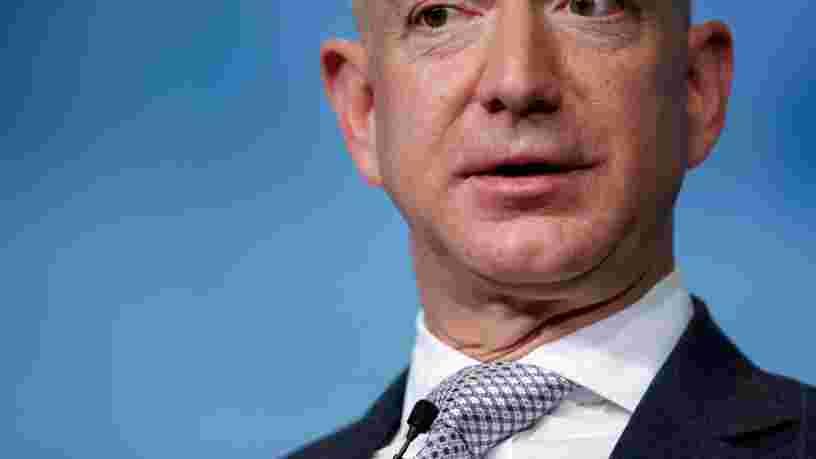 Des employés d'Amazon se préparent à questionner leur PDG Jeff Bezos lors d'une réunion de tout le personnel sur la vente d'un logiciel de reconnaissance faciale à la police américaine