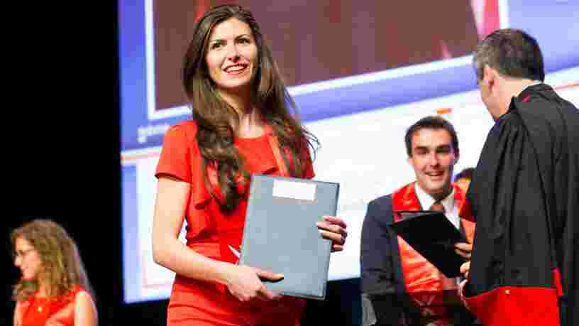 Cette grande école estime que le système actuel favorise les dons de jeunes diplômés français par rapport aux Américains