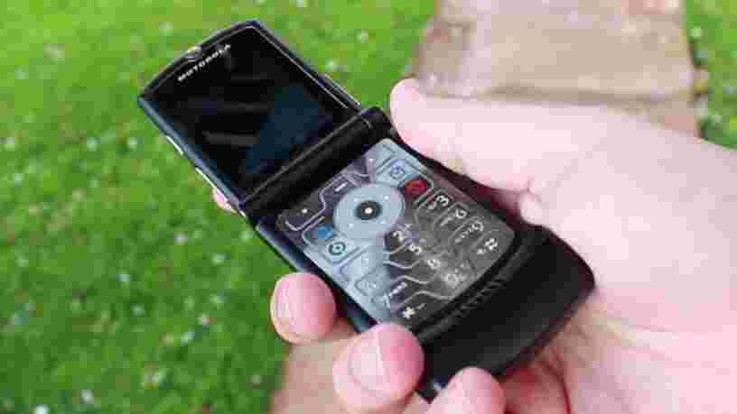 Votre téléphone à clapet préféré du début des années 2000 fait peau neuve en 2019 — avec un écran pliable