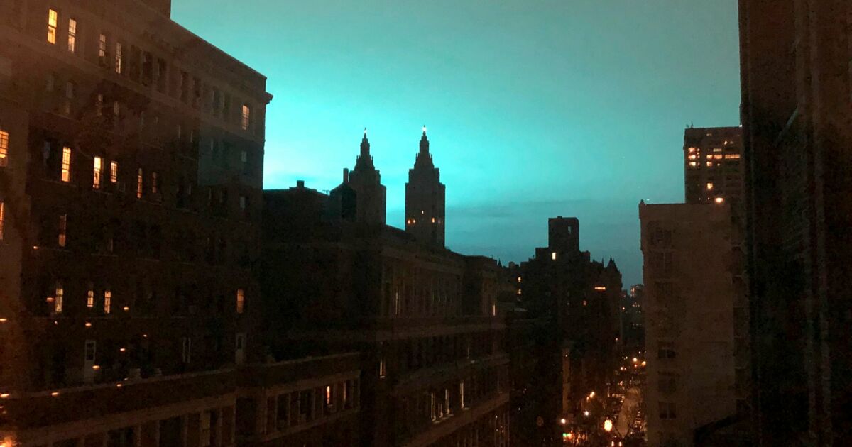 The explosion of an electrical transformer in New York filled the sky with blue lights and the images are impressive