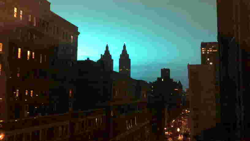 L'explosion d'un transformateur électrique à New York a rempli le ciel de lumières bleues et les images sont impressionnantes