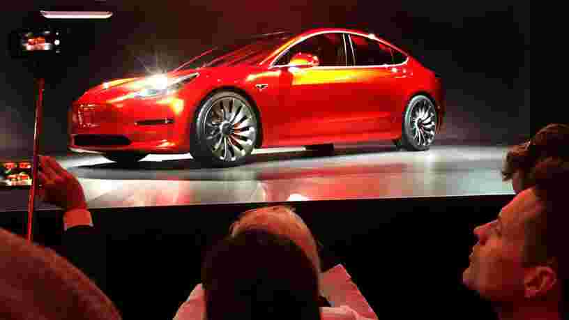 Tesla est aussi confus dans sa com' qu'Elon Musk sur Twitter. Le constructeur est revenu sur ses décisions datant de tout juste deux semaines.