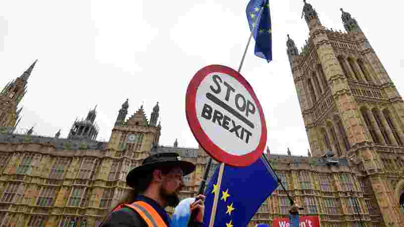 Theresa May reporte le vote sur le Brexit au Parlement britannique — voici ce qui pourrait se passer en cas de rejet de l’accord par les députés