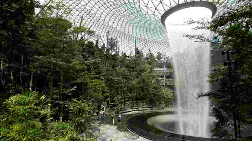 Découvrez en photos le nouveau bâtiment de l'aéroport de Singapour avec sa cascade et sa forêt intérieure