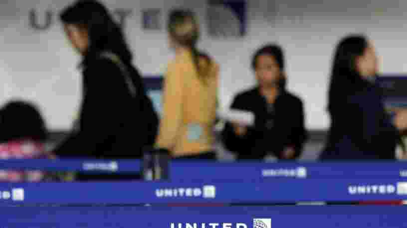 Des clients menacent de boycotter United Airlines après qu'un passager a été violemment traîné hors d'un avion
