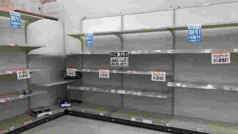 Coronavirus : ces photos montrent que les supermarchés sont dévalisés en France comme au Japon, en Pologne ou aux Pays-Bas