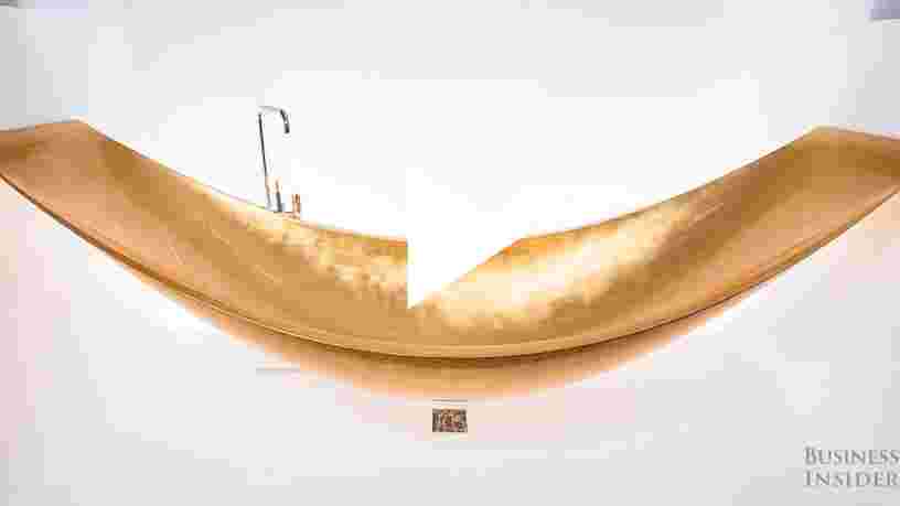 VIDEO: Cette baignoire en forme de hamac est recouverte de feuille d'or 24 carats