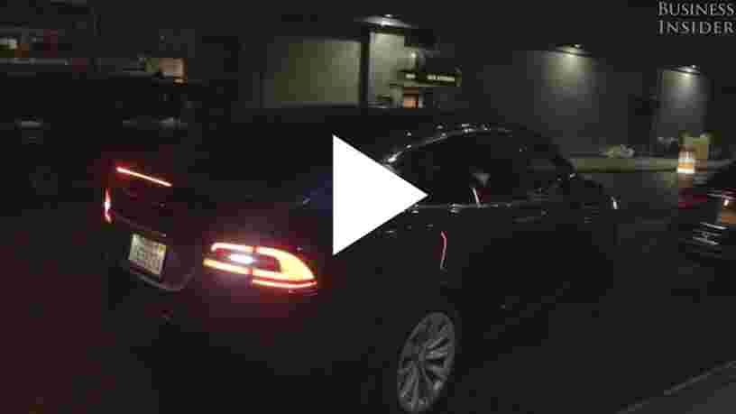 VIDEO: On a testé la nouvelle fonctionnalité Autopark de Tesla — quand votre voiture fait le créneau elle-même