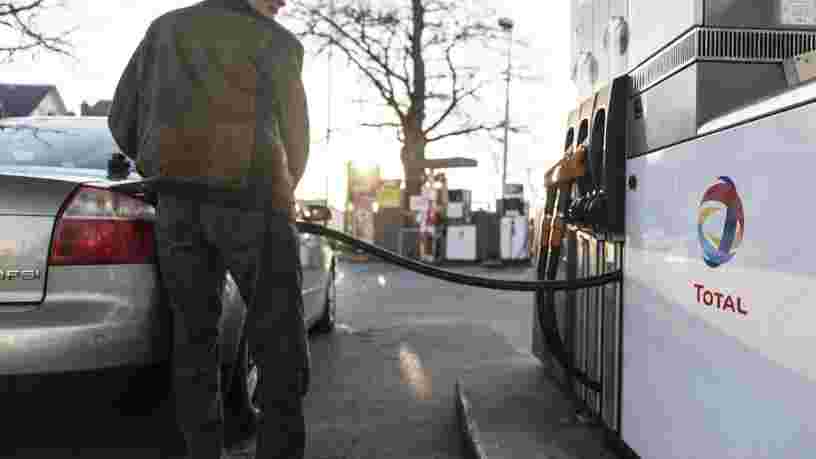 La chute du pétrole va faire baisser les prix à la pompe, mais aura aussi de lourdes conséquences sur l'économie
