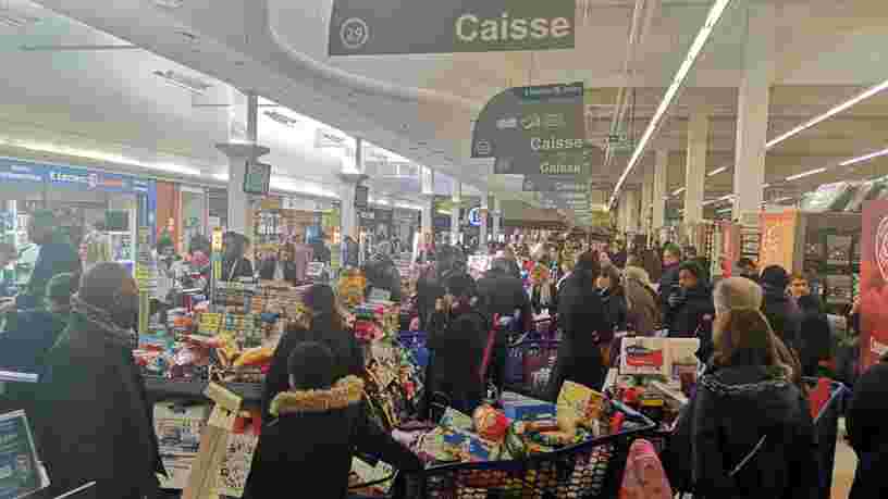 Après la folie du week-end, la ruée dans les supermarchés continue en France