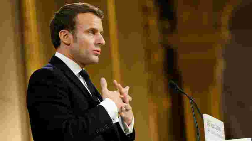 Emmanuel Macron annonce une limitation des déplacements 'au strict nécessaire'