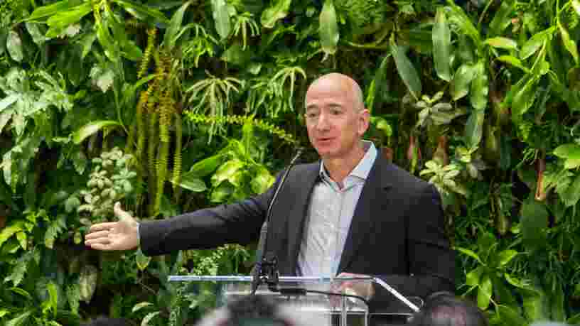 Amazon augmente les salaires et recrute 100 000 personnes pour répondre à l'explosion des commandes