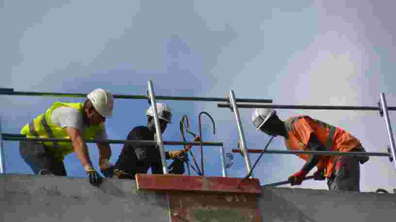 Le gouvernement incite entreprises et salariés à poursuivre le travail malgré les risques liés à la présence physique