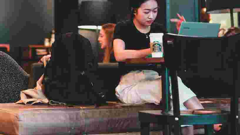 Starbucks ne veut plus que vous traîniez des heures dans ses canapés