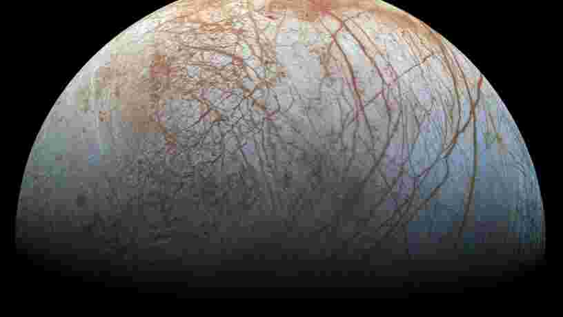 Europe, la lune glacée de Jupiter, représente 'l'une des meilleurs chances' de trouver de la vie dans notre Système solaire