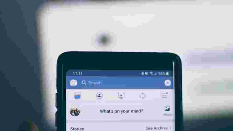 Facebook lance un mode sombre sur son application pour smartphone