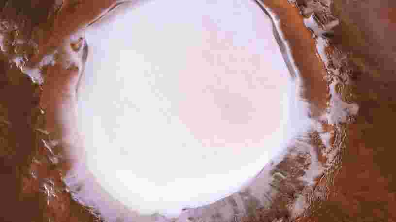 Cette vidéo de l'ESA vous permet de survoler ce magnifique cratère rempli de glace sur Mars