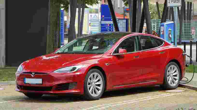 Tesla va rendre son action plus accessible aux particuliers après l'envolée de son cours en Bourse