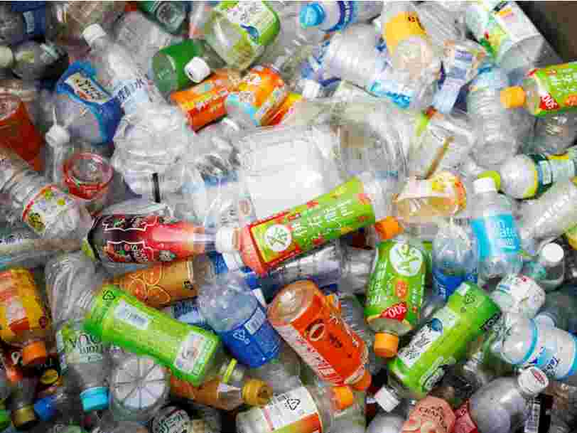 Des scientifiques ont créé des 'super-enzymes' mangeuses de plastique pour améliorer le recyclage