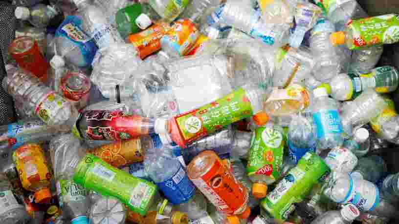 Des scientifiques ont créé des 'super-enzymes' mangeuses de plastique pour améliorer le recyclage