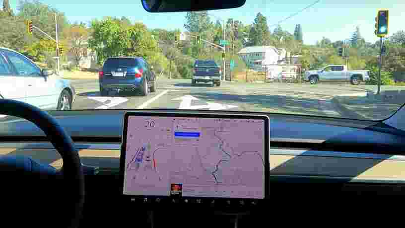 Le nouveau pilote automatique de Tesla serait loin d'être autonome, à voir les vidéos des utilisateurs