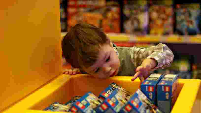 Les Français se ruent dans les magasins de jouets juste avant le confinement pour préparer Noël