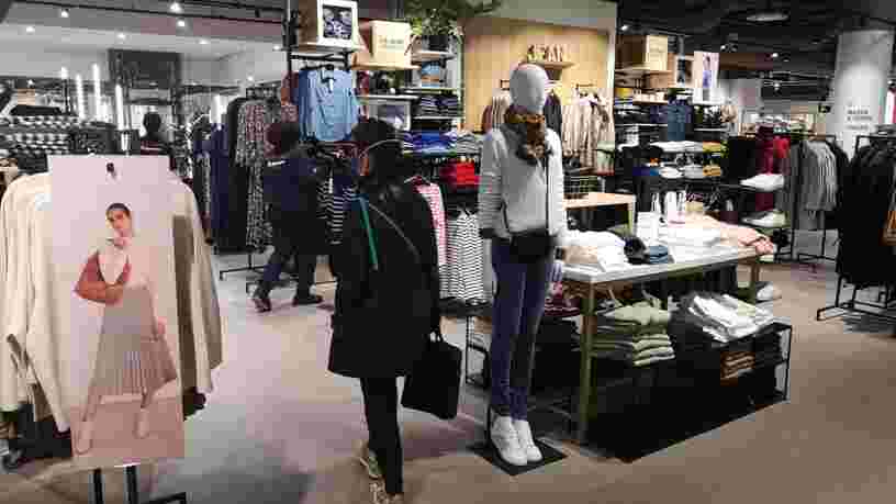 Les rayons non-essentiels qui ferment dans les supermarchés et ceux qui restent ouverts