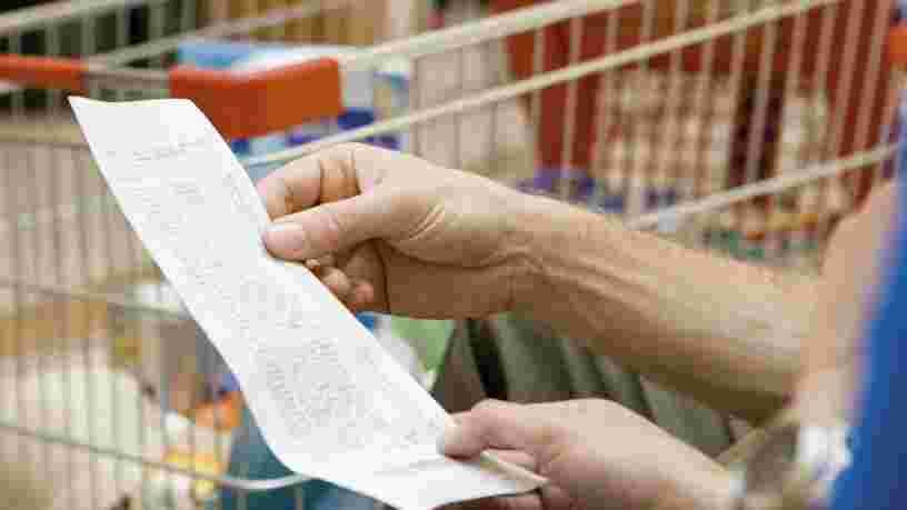 Comment des supermarchés contournent l’interdiction de vendre des produits ‘non-essentiels’ en prenant des commandes sur place