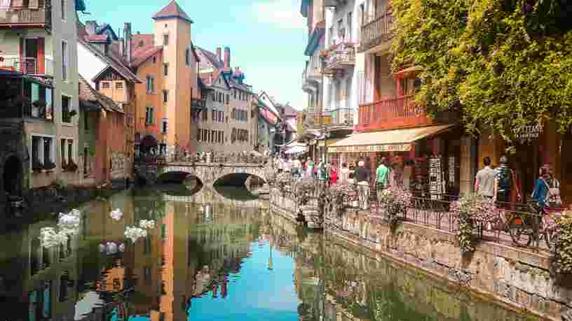 Des affiches 'à vendre' de commerçants d'Annecy renvoient vers le numéro de l'Élysée