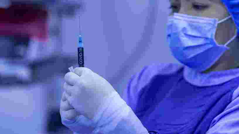 Le Royaume-Uni devient le premier pays à approuver le vaccin Pfizer-BioNTech
