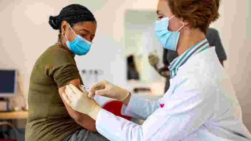 La vaccination devrait commencer avant la fin de l'année, annonce Jean Castex