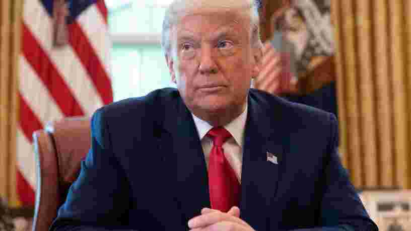 Donald Trump signe finalement le plan de relance américain et réclame des chèques de 2 000 $ pour sa population