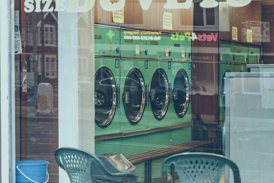 Éviter de secouer son linge sale avant de faire sa lessive pour réduire le risque de dispersion du virus dans l’air