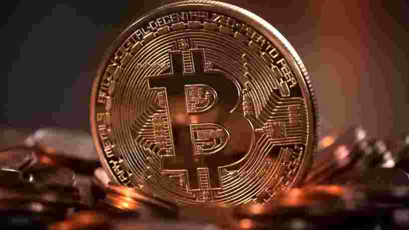 La valeur du bitcoin dépasse 18 000 dollars, portant sa capitalisation boursière à un niveau record