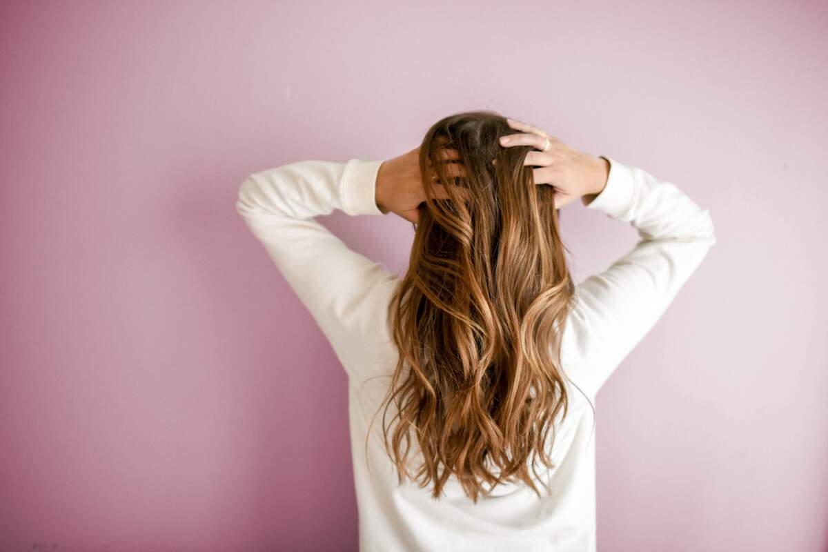 Faut-il se laver les cheveux après la piscine ?