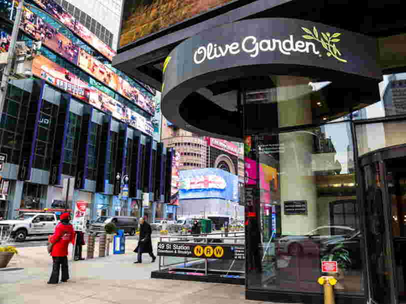 No, Olive Garden did not revoke Sean Hannity's lifetime pasta pass