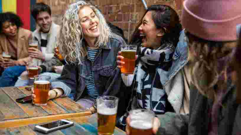 Un bar israélien offre de la bière gratuite aux jeunes qui se font vacciner contre le Covid-19