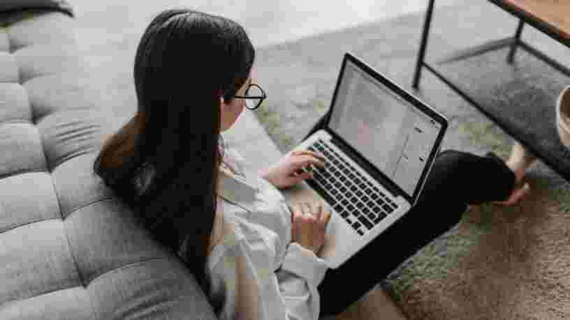 Les 18-24 ans ont plus de mal à vivre le télétravail et le jugent 'moins efficace' selon un sondage
