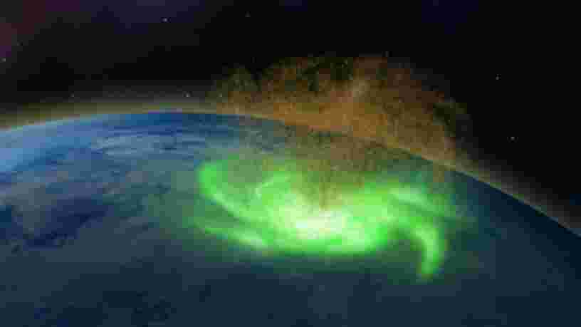 Les scientifiques ont repéré un 'ouragan spatial' tourbillonnant au-dessus du pôle nord magnétique