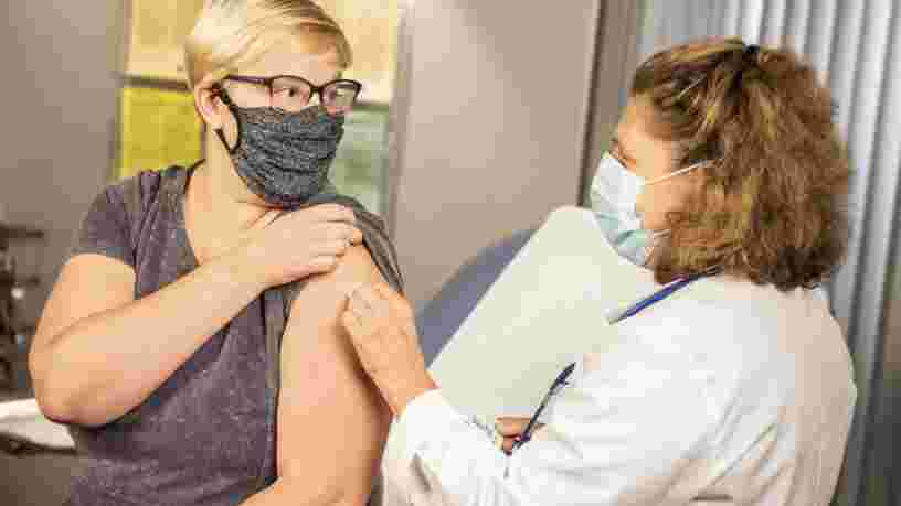 Les pharmaciens, infirmiers et sages-femmes autorisés par décret à vacciner contre le Covid