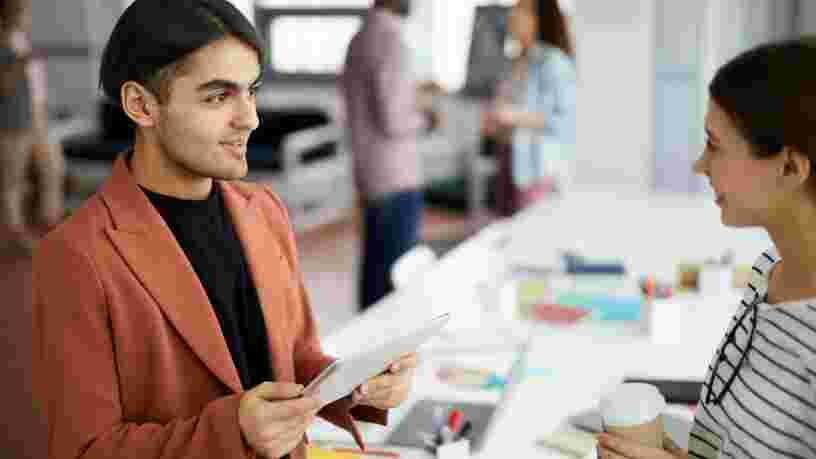 Comment accepter les critiques au travail sans les prendre personnellement ?