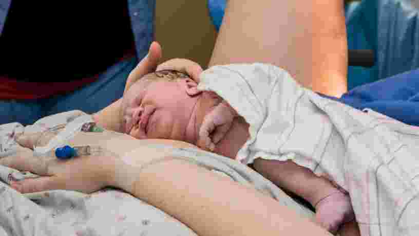 Un bébé né d'une mère partiellement vaccinée aurait développé des anticorps contre le Covid-19