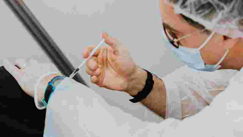 Le vaccin AstraZeneca recommandé aux personnes de 55 ans et plus